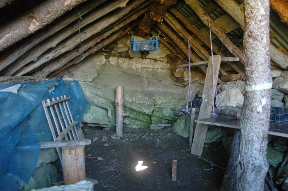 Nelle due foto l'interno di un casot perfettamente conservato.