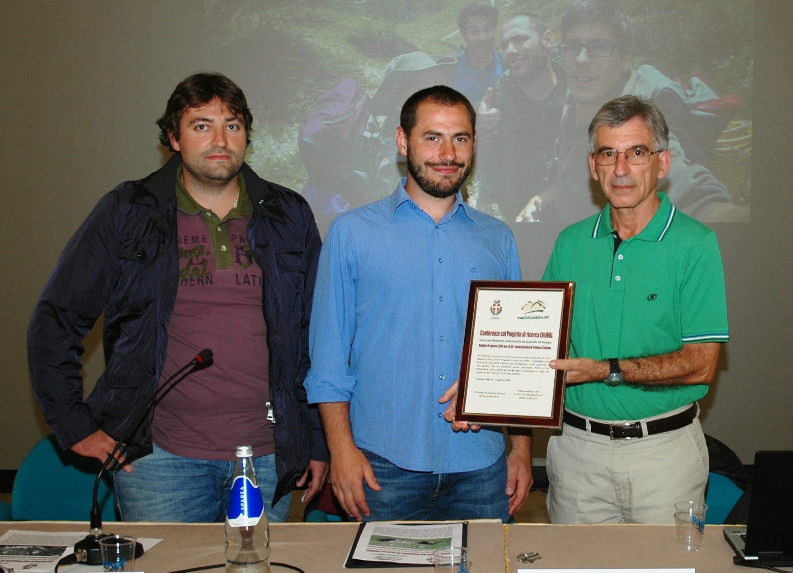 La consegna della pergamena ricordo: da dx Gianni Dulbecco
(frabosasottana.com) organizzatore della conferenza, al centro
il Prof. Francesco Carrer e a sx il Vice Sindaco Jacopo Denina.
